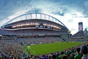 开云体育-亚运会季后赛对决在即！山东泰山演练定位球，国际米兰密集防守应对